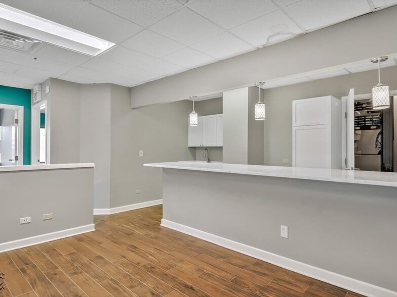 More Photos Of 1990 E Algonquin Rd, Schaumburg Medical For Lease