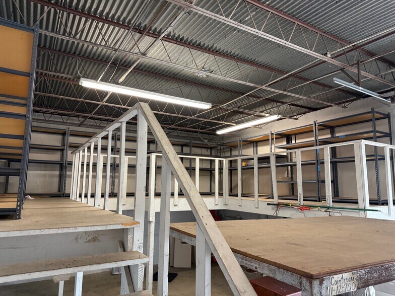 More Photos Of 11911-11913 Warfield St, San Antonio Warehouse For Sale