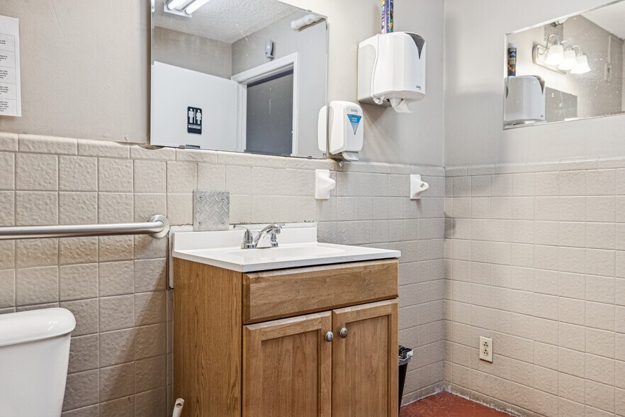 More Photos Of 3502 Dickerson Pike, Nashville Flex For Sale