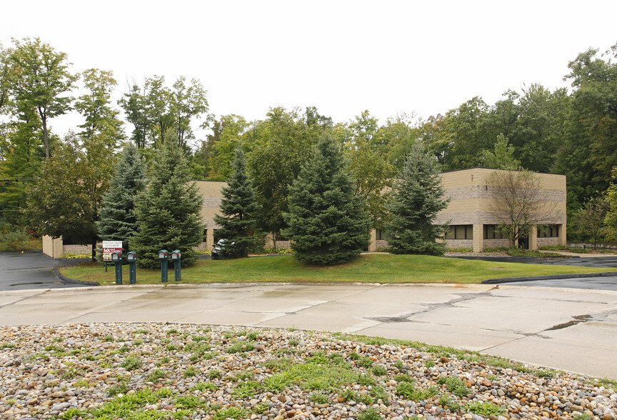 Primary Photo Of 47677-47695 Avante Dr, Wixom Warehouse For Lease