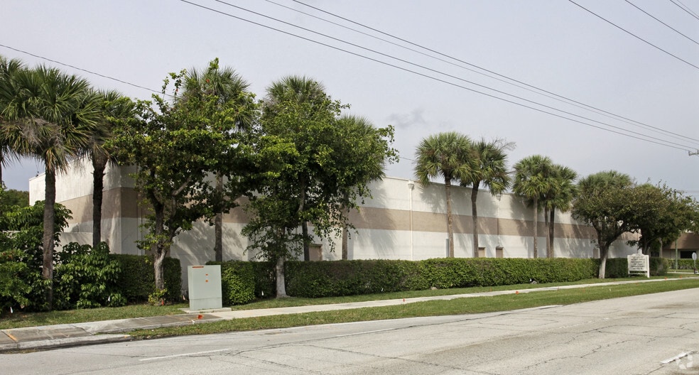Primary Photo Of 4199 N Dixie Hwy, Boca Raton Warehouse For Lease