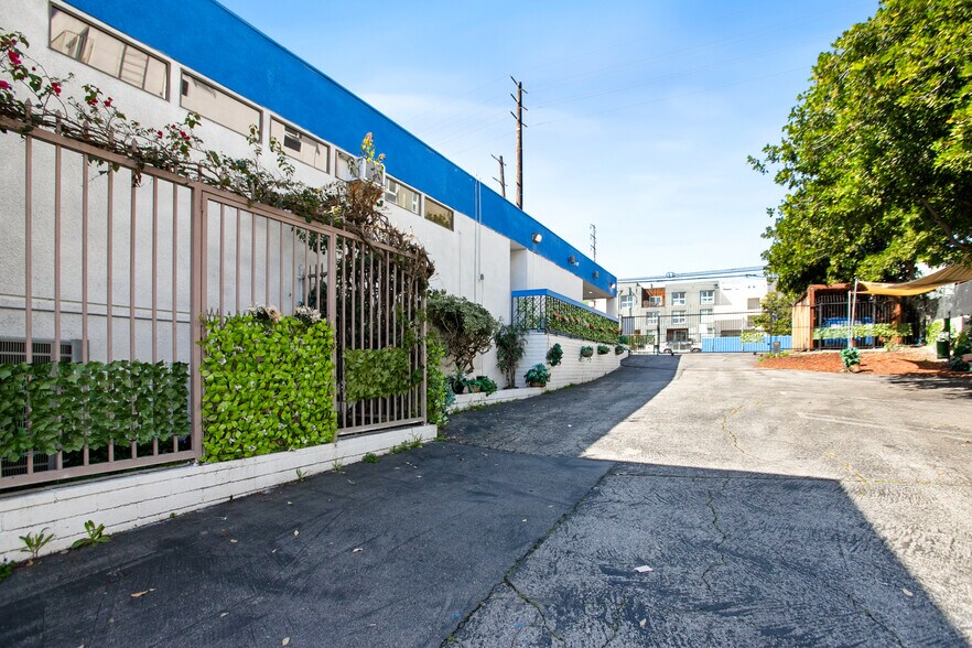 More Photos Of 4254 Eagle Rock Blvd, Los Angeles Veterinarian Kennel For Sale