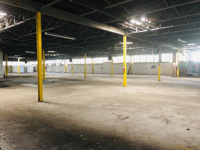More Photos Of 2121-2225 W Fort St, Detroit Warehouse For Lease