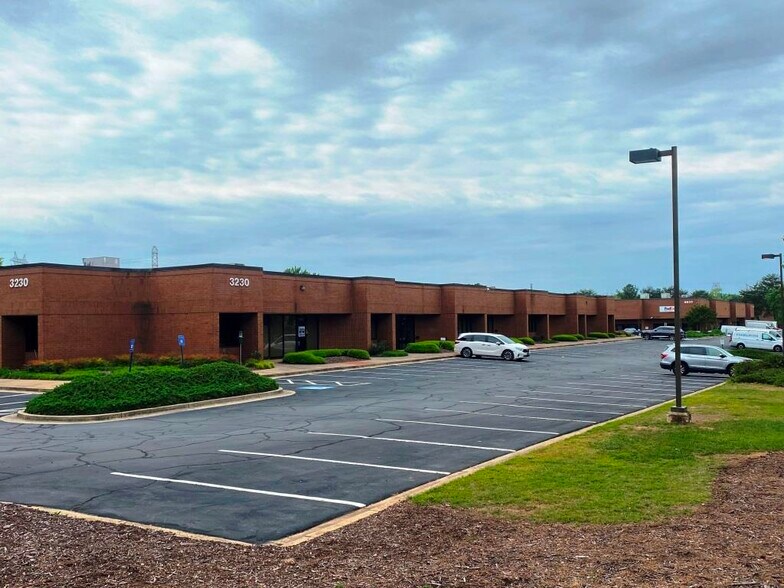 More Photos Of 6665 Corners Industrial Ct, Peachtree Corners Warehouse For Lease