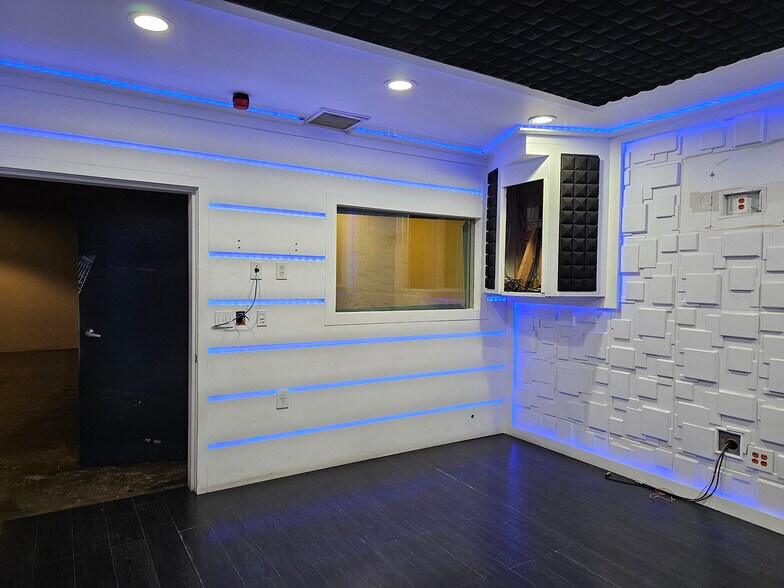 More Photos Of 6878-6880 Beck Ave, North Hollywood Warehouse For Lease