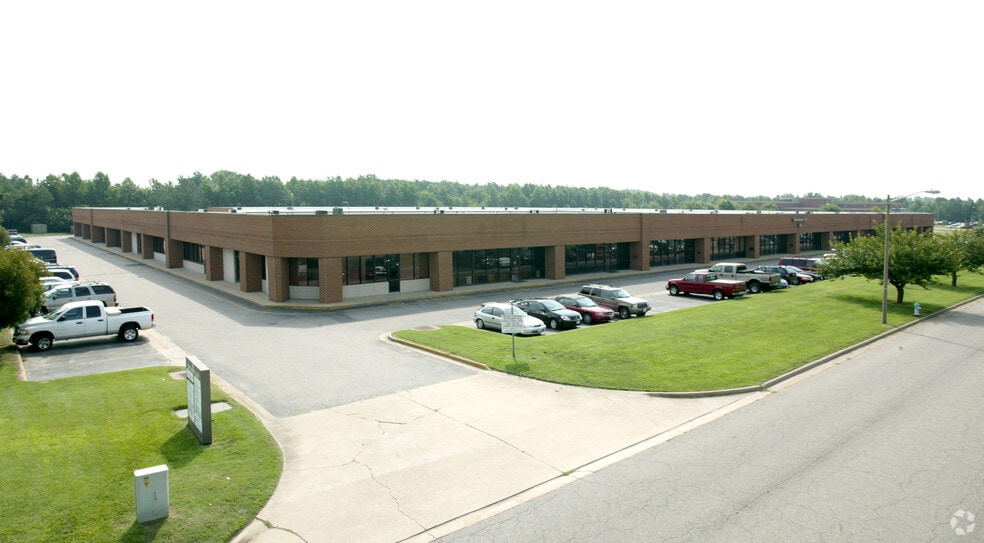 More Photos Of 820 Greenbrier Cir, Chesapeake Showroom For Lease