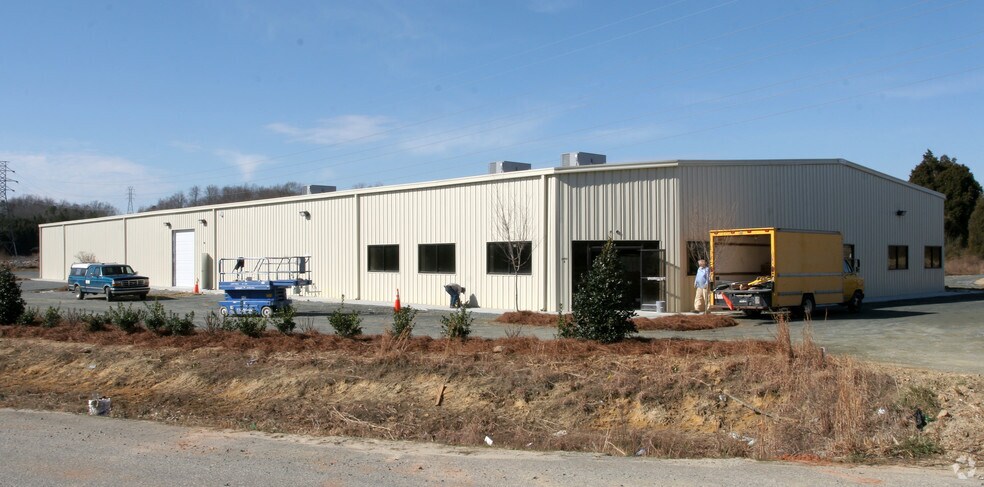 More Photos Of 2400 W Clemmonsville Rd, Winston-Salem Warehouse For Lease