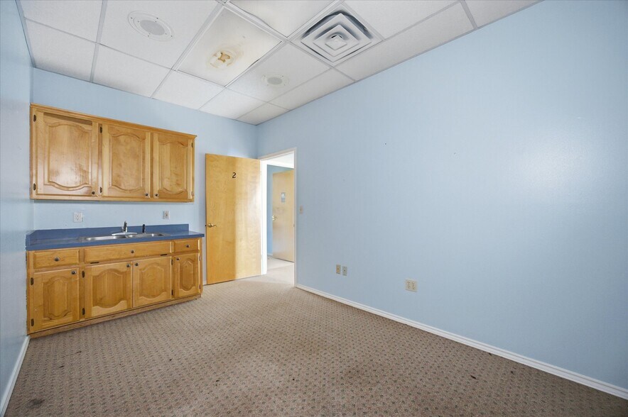 More Photos Of 2108 Monroe St, Commerce Showroom For Sale