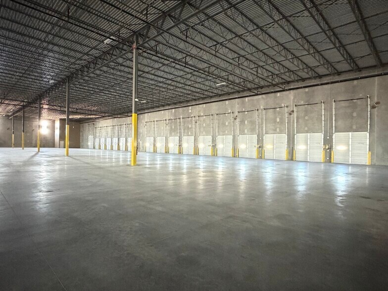 More Photos Of 1192 Reuthinger Pky, Laredo Distribution For Lease