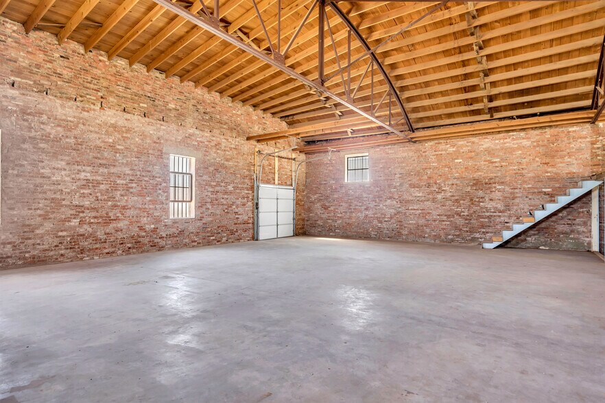 More Photos Of 815 W Broadway St, Ardmore Freestanding For Sale