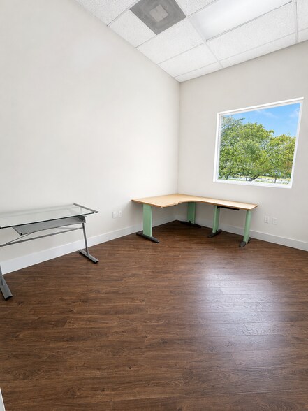 More Photos Of 201 N Ocean Dr, Hollywood Storefront Retail Office For Lease