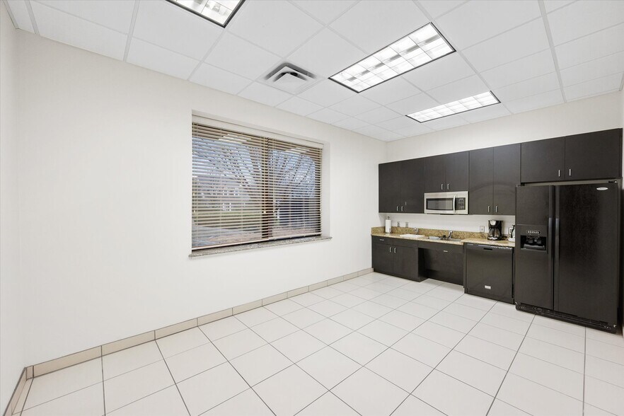 More Photos Of 820 Central Dr, Colleyville Office For Sale