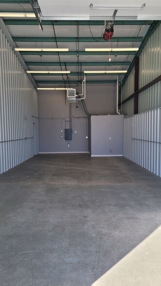 More Photos Of 815 E Park St, Olathe Warehouse For Lease
