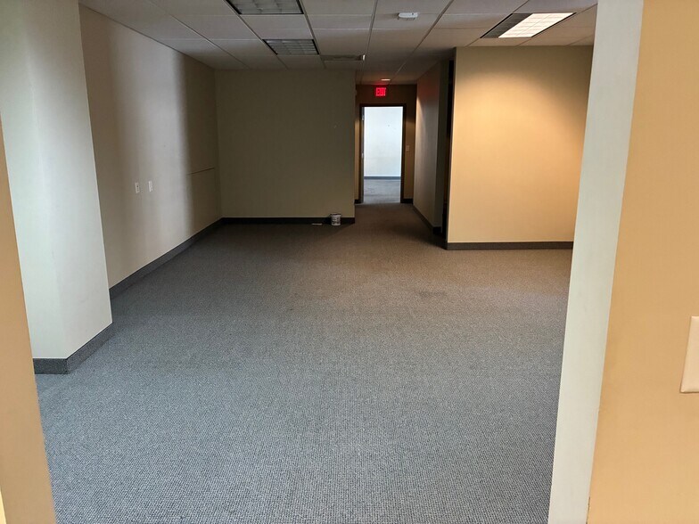 More Photos Of 160 S Turnpike Rd, Wallingford Light Distribution For Lease