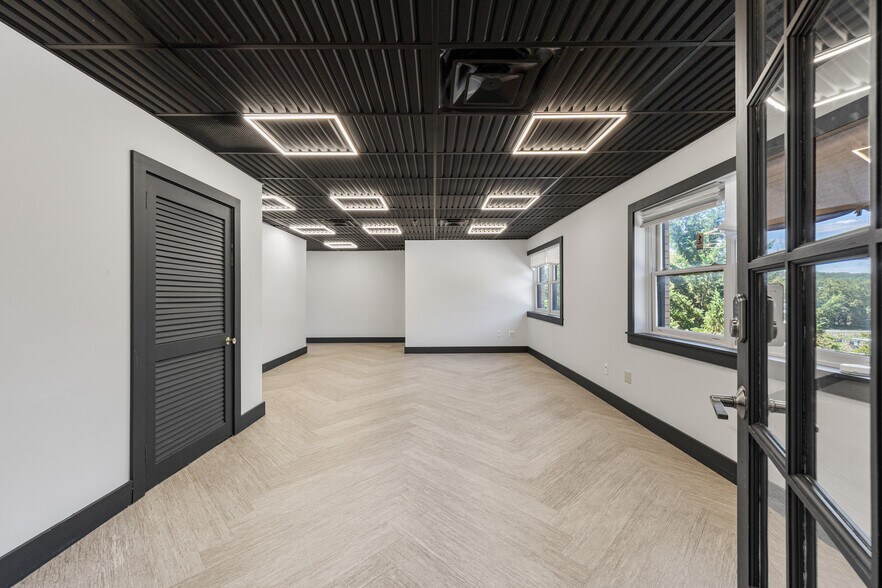 More Photos Of 7 Elmwood Dr, New City Office For Sale