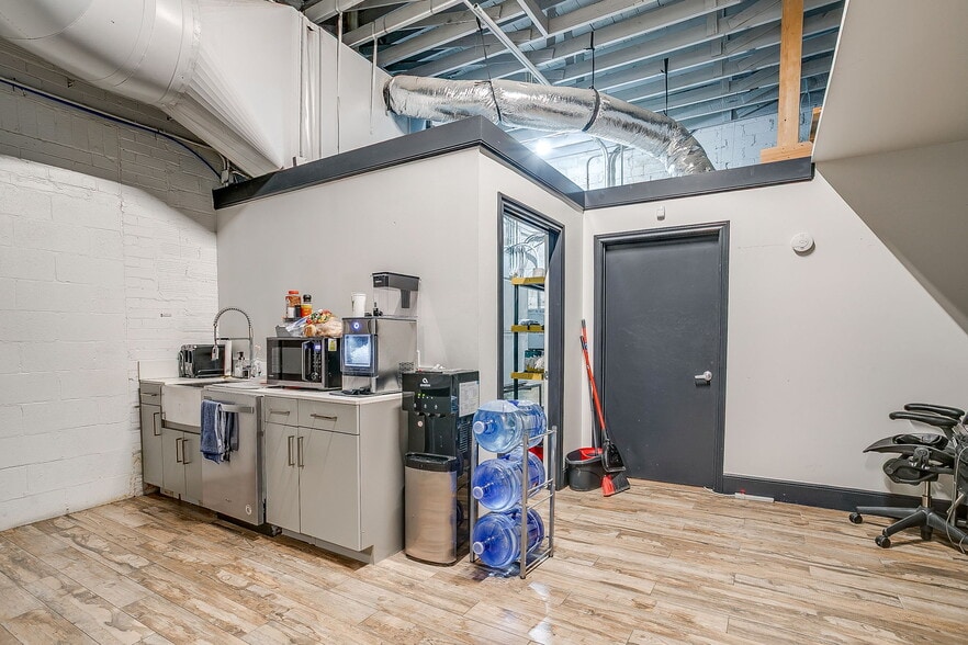 More Photos Of 215-219 S Main St, Fort Worth Storefront Retail Office For Lease