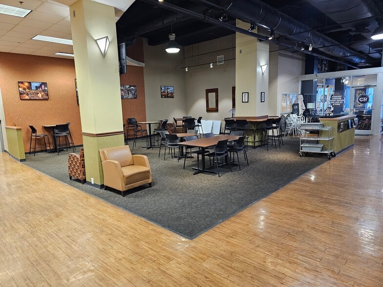 Primary Photo Of 210 3rd Ave SE, Cedar Rapids Office For Lease