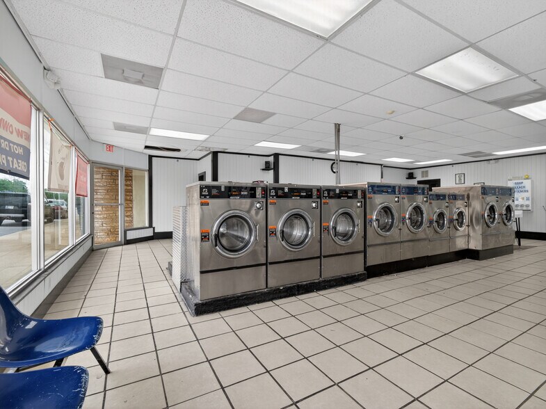 More Photos Of 217 State St, Ashley General Retail For Sale