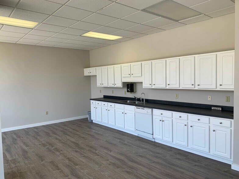 More Photos Of 3046 Matlock Dr NW, Kennesaw Warehouse For Lease