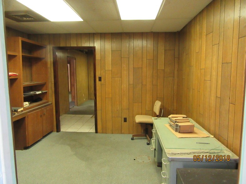 More Photos Of 205 NE Loop 230, Smithville Warehouse For Lease