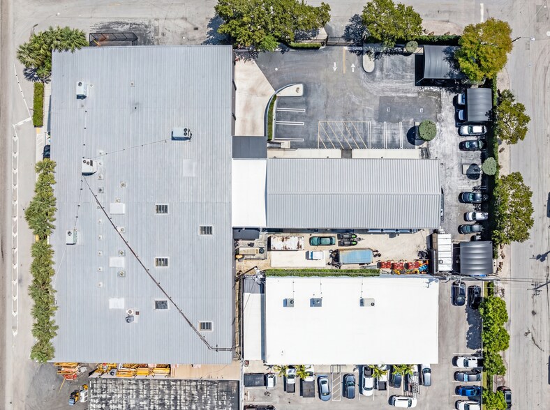 More Photos Of 2500 NW 39th St, Miami Light Distribution For Sale