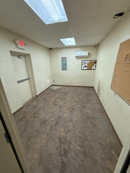 More Photos Of 2916 Boyd Dr, Carlsbad Warehouse For Lease