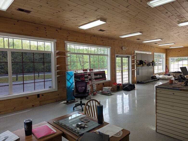 More Photos Of 14367 Lincoln Hwy, Everett General Retail For Sale