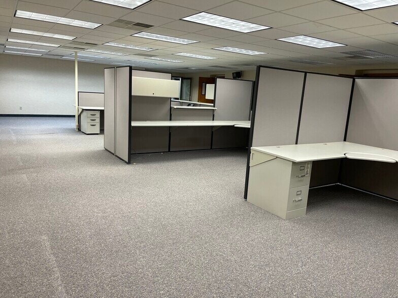 More Photos Of 615 Nokomis St, Alexandria Office For Lease