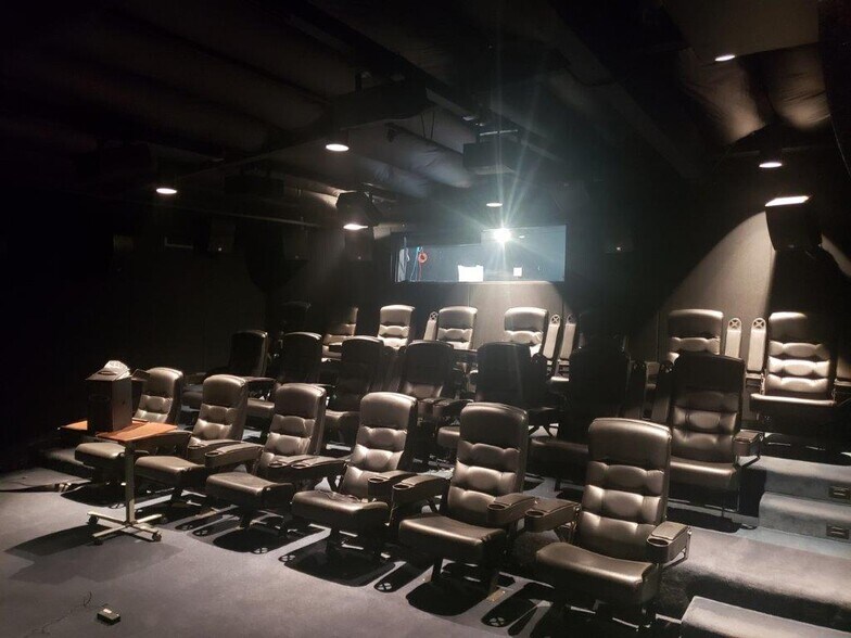 More Photos Of 1020 Chestnut St, Burbank Light Distribution For Lease