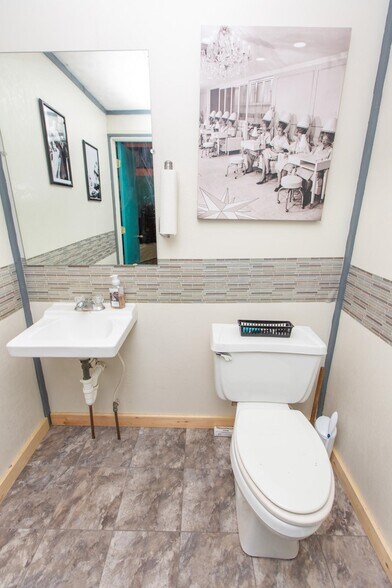 More Photos Of 219 Norris Ave, McCook Storefront For Sale