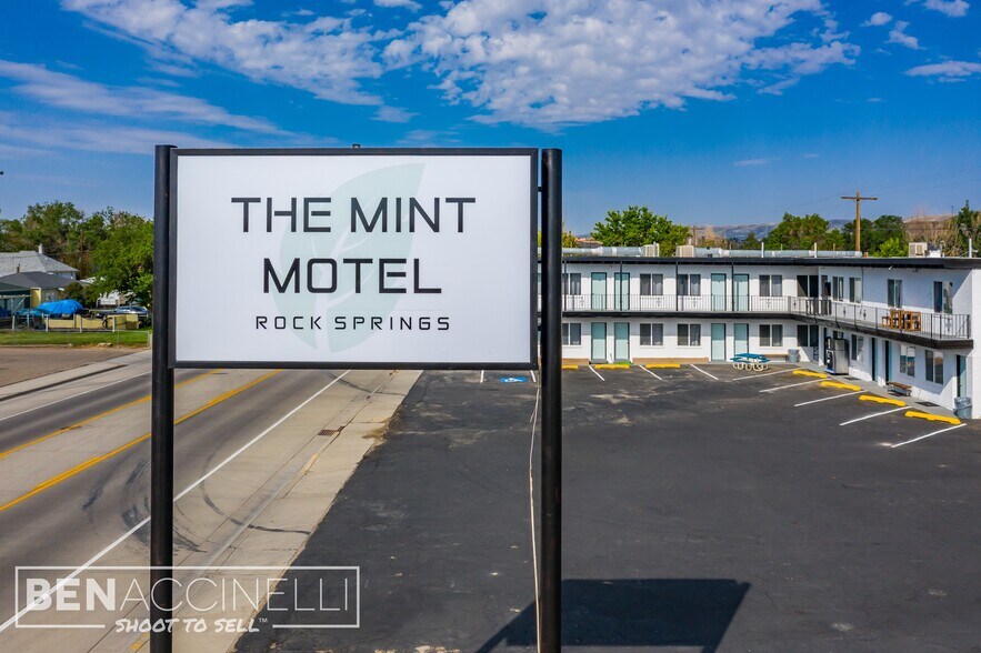 More Photos Of 1411 9th St, Rock Springs Hotel For Sale