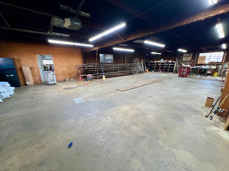 More Photos Of 402 Bermuda st, Quitman Flex For Sale