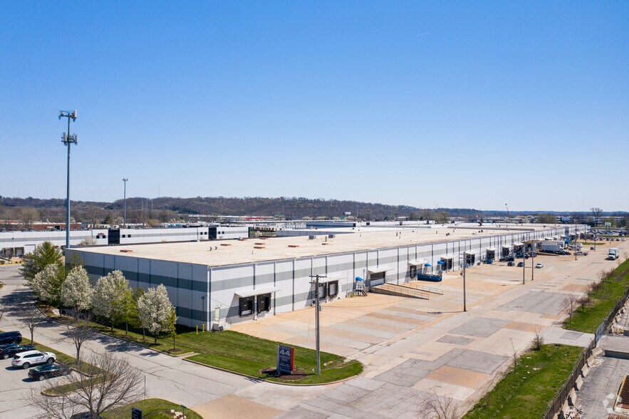 More Photos Of 2012 Corporate 44 Dr, Fenton Unknown For Lease