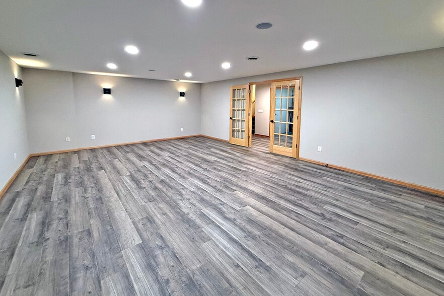 More Photos Of 5770 Blackshire Path, Inver Grove Heights Office For Sale
