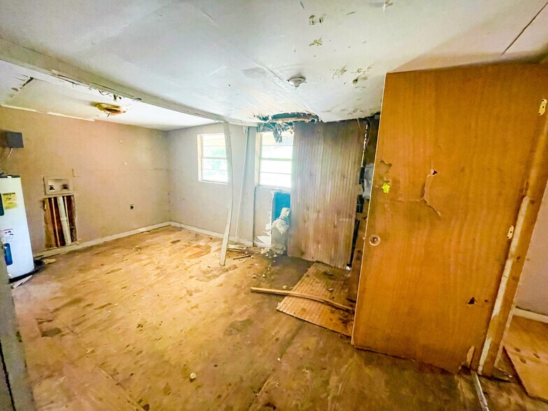 More Photos Of 2305 N Main St, Vidor Flex For Sale