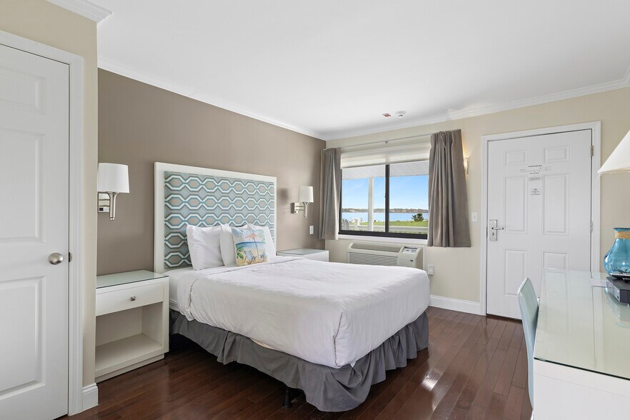 More Photos Of 53 W Tiana Rd, Hampton Bays Hotel For Sale