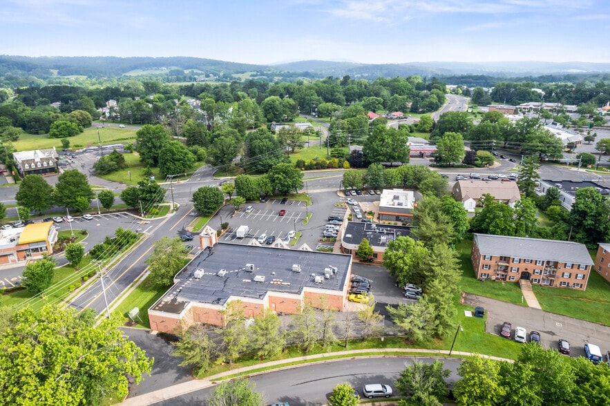 More Photos Of 322-323 W Lee Hwy, Warrenton Freestanding For Lease
