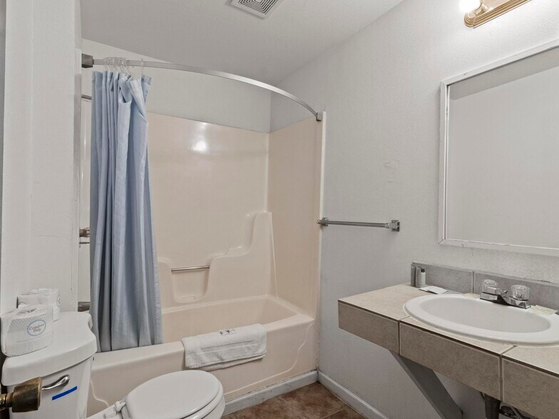 More Photos Of 116 NW 14th St, Abilene Hotel For Sale