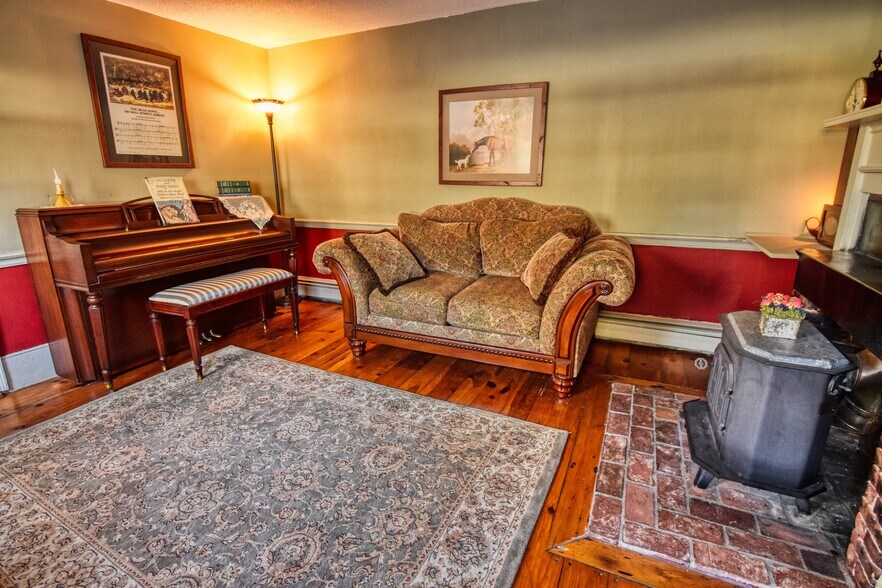 More Photos Of 27 Route 25, Plymouth Hospitality For Sale