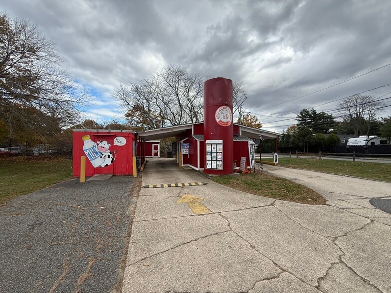 Primary Photo Of 295 Lake Ave, Saint James Convenience Store For Lease