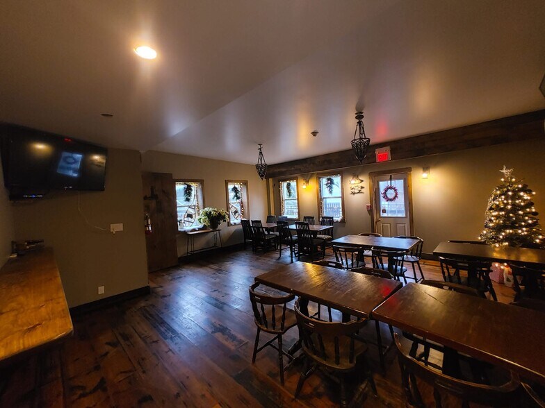 More Photos Of 101 King St W, Prescott Storefront Retail Residential For Lease