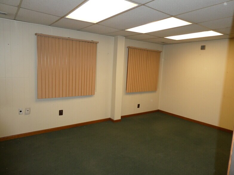 More Photos Of 425 N Grove St, Berlin Warehouse For Lease