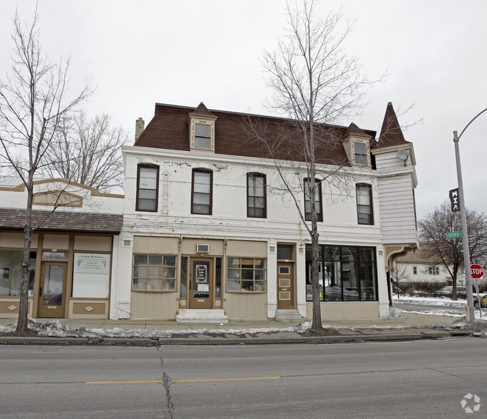 More Photos Of 820-832 E Locust St, Milwaukee Storefront For Sale