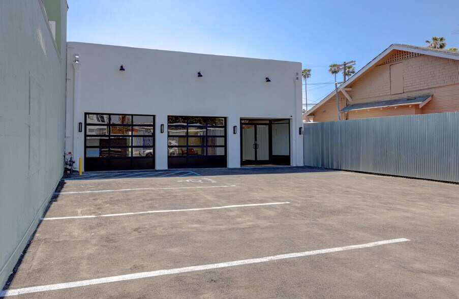 More Photos Of 2616 W Jefferson Blvd, Los Angeles Showroom For Sale