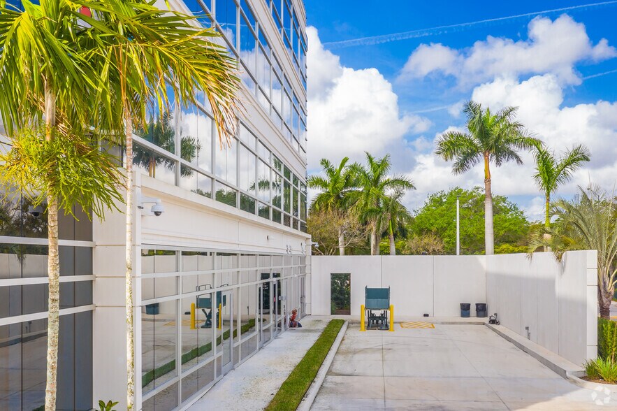 More Photos Of 1700 N University Dr, Plantation Office For Lease