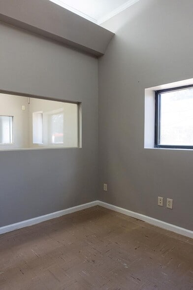 More Photos Of 214 S Church St, Dublin Flex For Sale