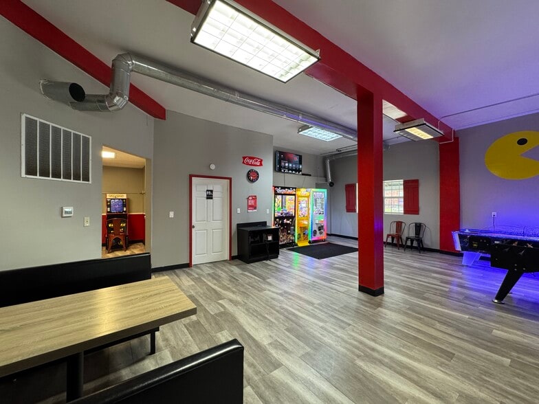 More Photos Of 18 N 4th St, Gosport Storefront Retail Office For Lease