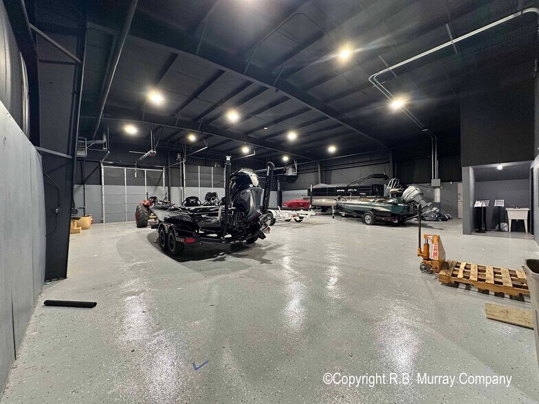 More Photos Of 350 S Ingram Mill Rd, Springfield Showroom For Lease