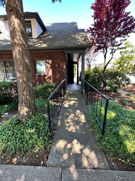 More Photos Of 1675 Winter St NE, Salem Office For Lease