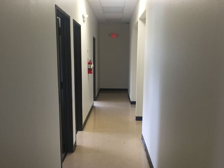 More Photos Of 3492 N US Highway 77, Giddings Warehouse For Lease